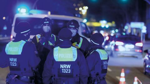 Die Einsatzkräfte verengen den Wall auf einen Fahrstreifen, um die Tuner-Szene scharf kontrollieren zu können.