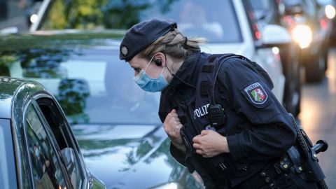 Nehle Brink wirft einen prüfenden Blick in die Wagen der Fans, die im Korso um die Innenstadt kreisen