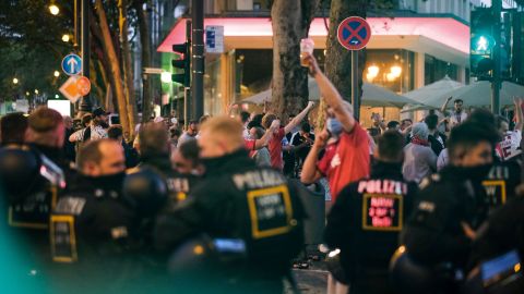 Aufmerksam verfolgen die Polizisten, ob die Party eskaliert