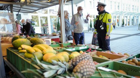 Close to the citizens: Stefan Willmes on foot patrol in Bergneustadt