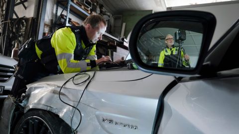 Hoch konzentriert bei der Arbeit: die Sicherung von Verkehrsunfallspuren