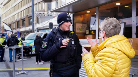 Eine Polizeibeamtin unterhält sich mit einer Bürgerin