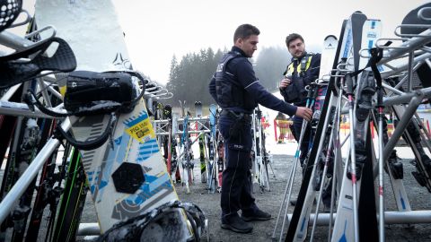 A look at the skis: it is not uncommon for valuable skis to be stolen in winter sports resorts.