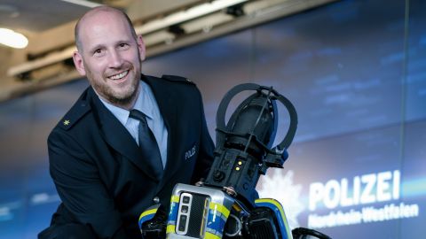 Police officer Dominic Reese and his protégé, the robot dog "Spot". Their first mission at a major fire in Essen was a complete success.