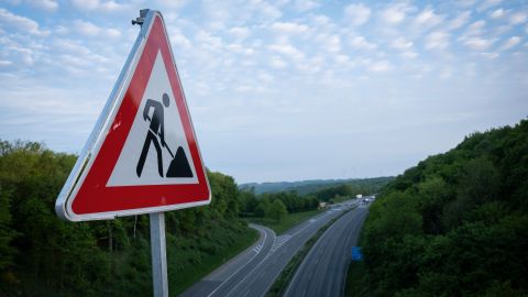 Zwischen den beiden Ausfahrten auf der gesperrten A-45-Brücke herrscht gespenstische Ruhe – davor Chaos.