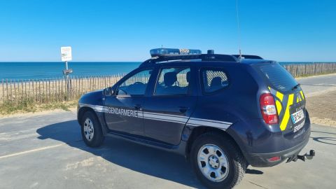 Verlassene Strandpromenade im Frühdienst