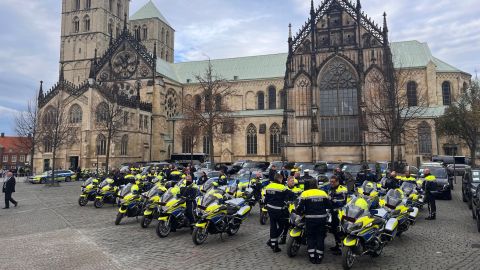 Kolonnenmotorräder vor dem St.-Paulus-Dom