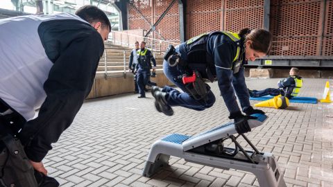 Im alten Stahlwerk in Duisburg wurde körperliche Fitness gefordert.