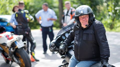 Wilhelm lässt es auf seiner Harley ruhig angehen.