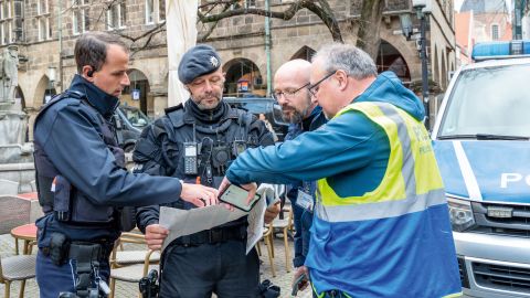 Polizeihauptkommissar Philipp Rosenow bringt als ortskundiger Kollege „Reporter“ Christof Hüls dahin, wo etwas passiert.