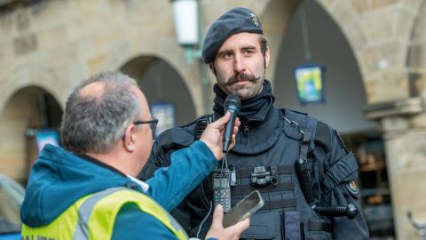 „Movember“ – eine Aktion, die für Vorsorgeuntersuchungen bei Männern wirbt. Dafür lassen sich POK Simon Kaminski und seine Kollegen einen Schnurrbart wachsen.