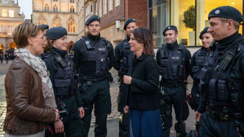 Auf dem Weg zur Abschluss-Pressekonferenz spricht Außenministerin Annalena Baerbock mit Polizeipräsidentin Alexandra Dorndorf und eingesetzten Kolleginnen und Kollegen.