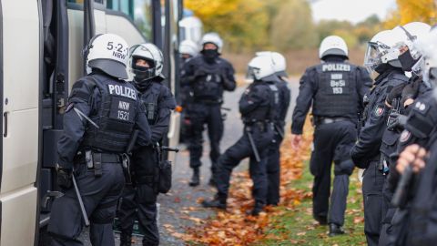 Auf der Anreise hatten „gegnerische“ Fans bereits verschiedene Straftaten begangen. Die Randalierer wurden aus dem Bus geholt. 