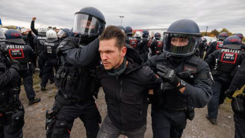 Einschließen, Abdrängen, Festnehmen – bei der Übungen in Paderborn konnten eine Menge an polizeilichen Maßnahmen trainiert werden.