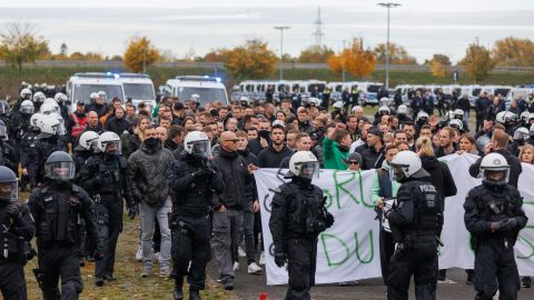 Rund 100 Polizeibeamtinnen und -beamte übernahmen die Rolle der Störer. Auf diese Weise ließen sich realistische Situationen bei Fußballspielen „nachstellen“.