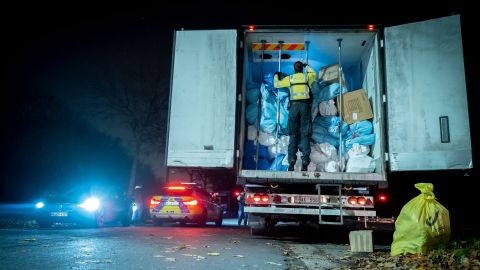 Auf Kölns Straßen steigt die Zahl der E-Roller-Fahrer, gleichzeitig fahren immer mehr Trucks auf den Autobahnen.