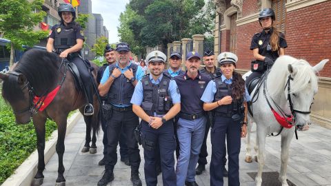 Group photo with the equestrian squadron Unidad de Caballeria