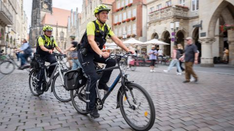 Out and about at Münster's best address, the Prinzipalmarkt: Miriam Jablonski and her colleague Monika Hilgenbrink enjoy striking up an uncomplicated conversation with people.