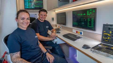 Nicole Schulze-Frieling und Andreas Arbogast präsentieren die hochmoderne Technik des MODAL-Fahrzeugs.