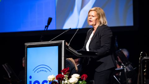 Bundesinnenministerin Nancy Faeser am Rednerpult