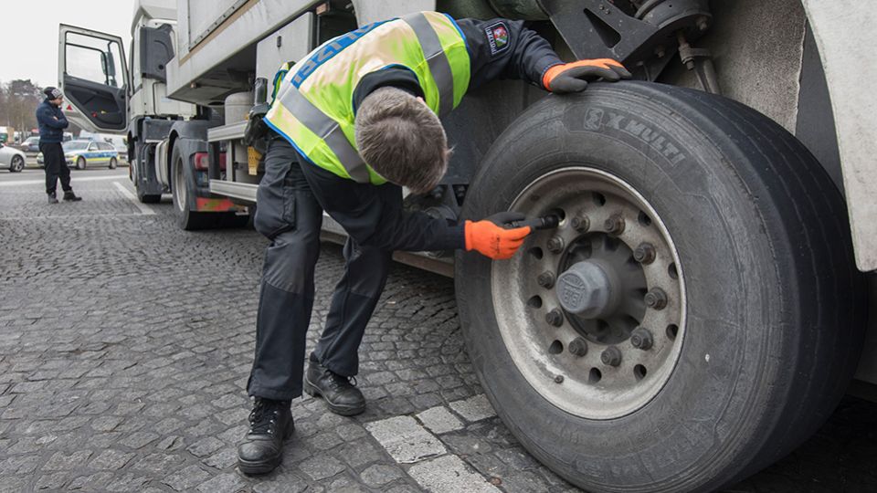 NRW police carry out targeted checks on trucks and buses