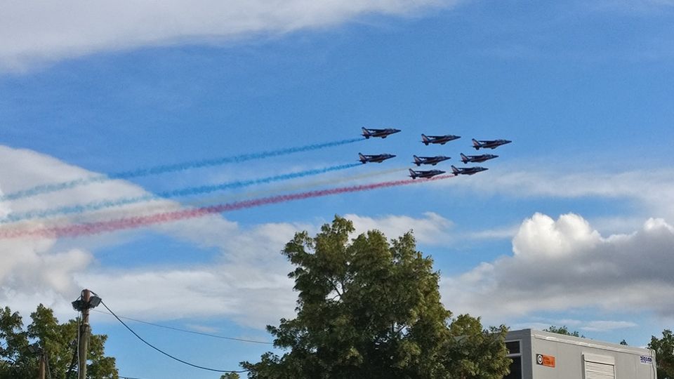 Flugshow in den französischen Nationalfarben