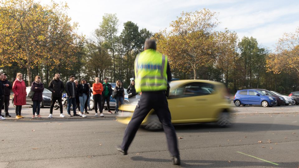 Vollbremsung aus 50 km/h. Die jungen Fahrerinnen und Fahrer lernen dadurch ihr Auto besser kennen