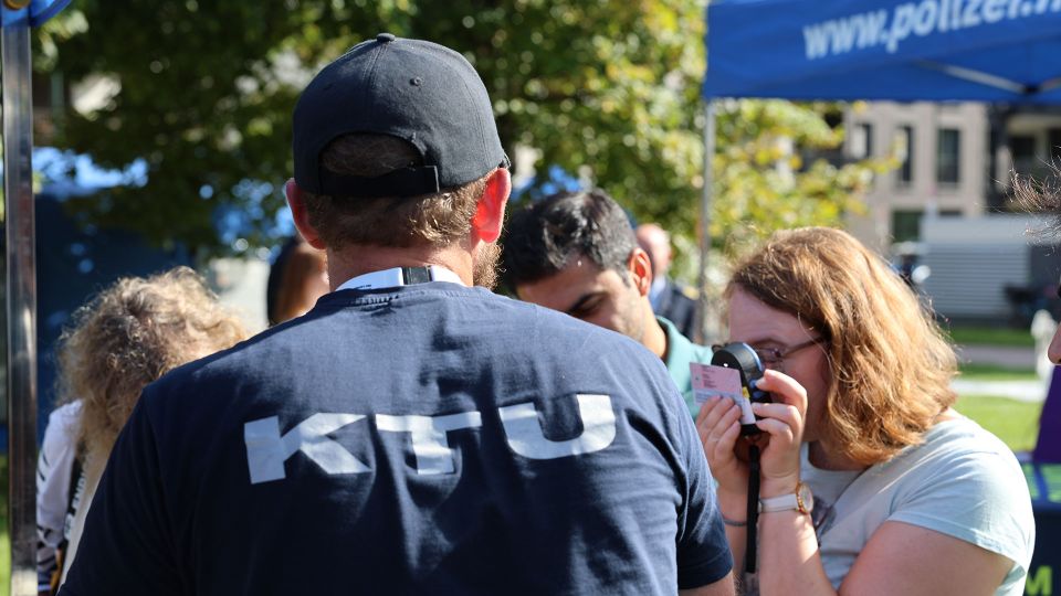 Gefälschte Ausweise erkennen mit der Kriminalpolizei