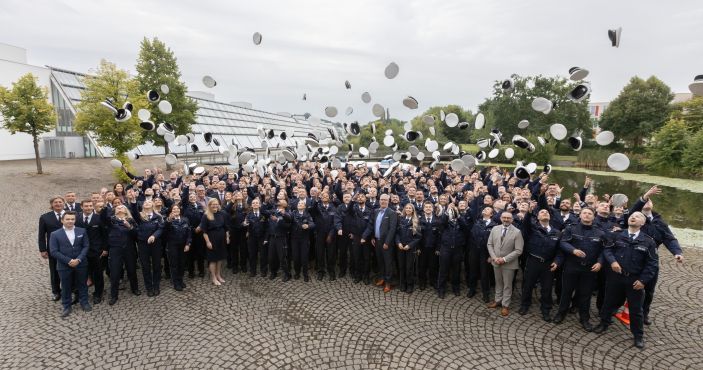 die neuen Polizistinnen und Polizisten beim Gruppenbild